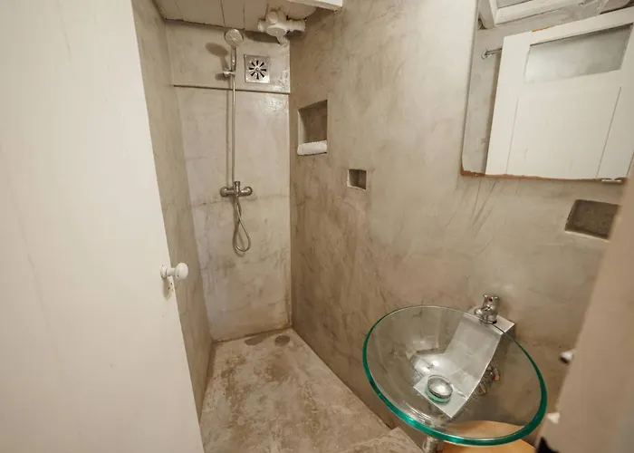 Charming Tiny House By Hosty